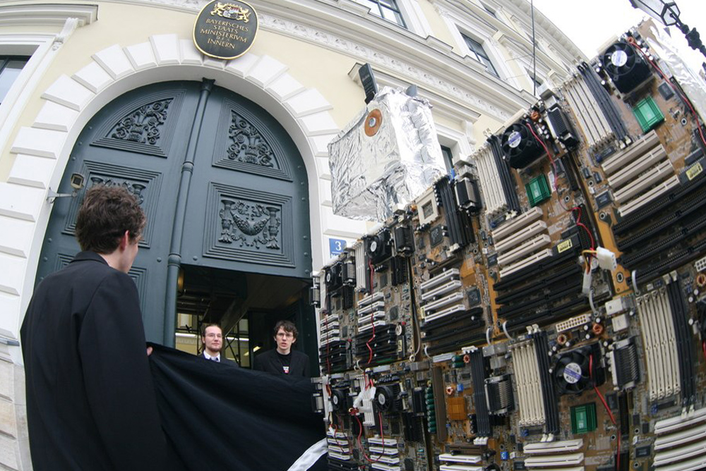 PIRATEN Bayern Protestaktion gegen den Bayerntrojaner vor dem Bayer. Innenministerium 2007 web