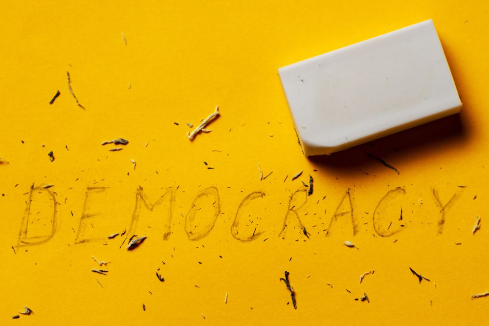 Radiergummi und Schriftzug Democracy
