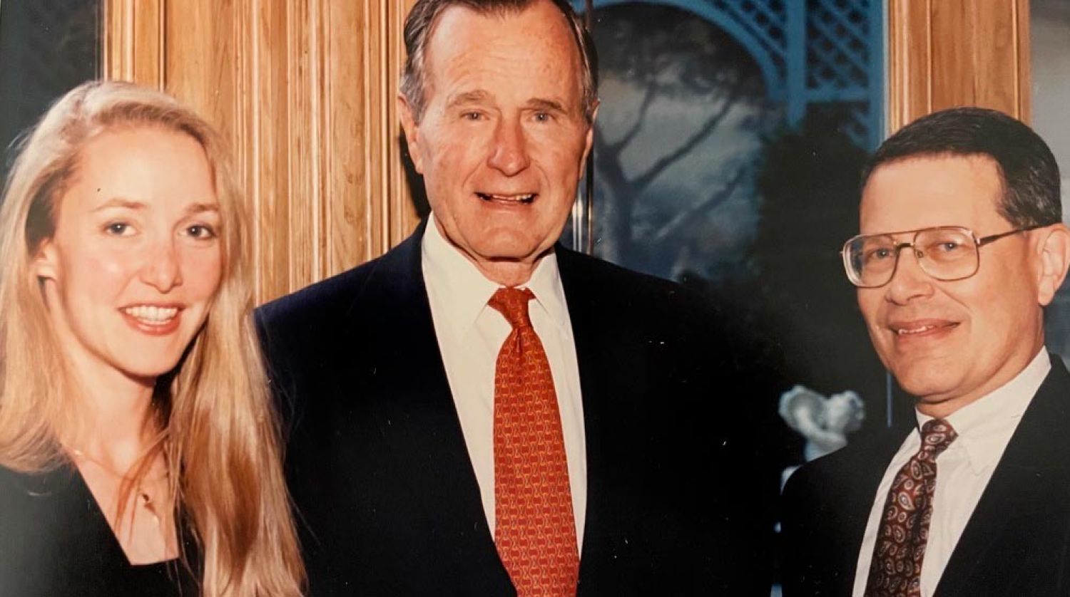 Jeannet Kiessling mit US-Präsident George H.W. Bush und Adrian A. Basora, Executive Director des Eisenhower Fellowships.