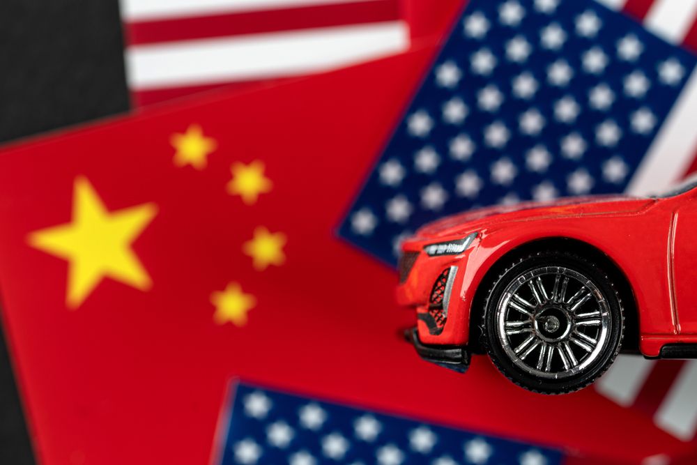 Modellauto vor chinesischer und US-Flagge
