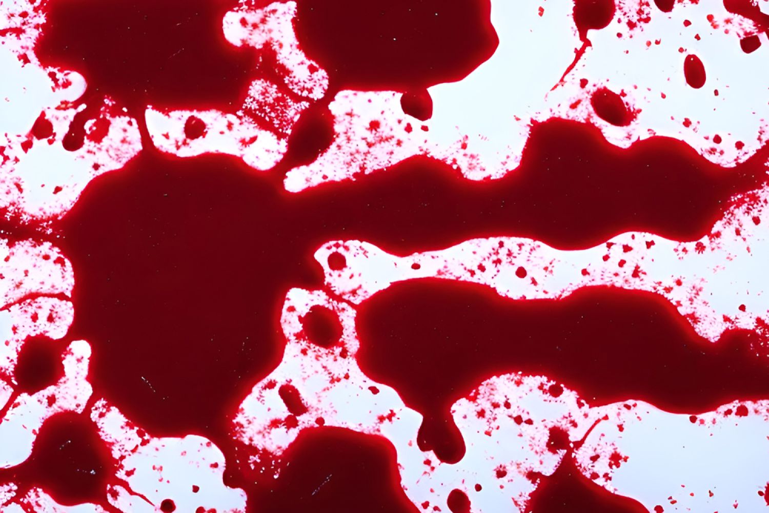 Blutlache auf hellem Hintergrund
