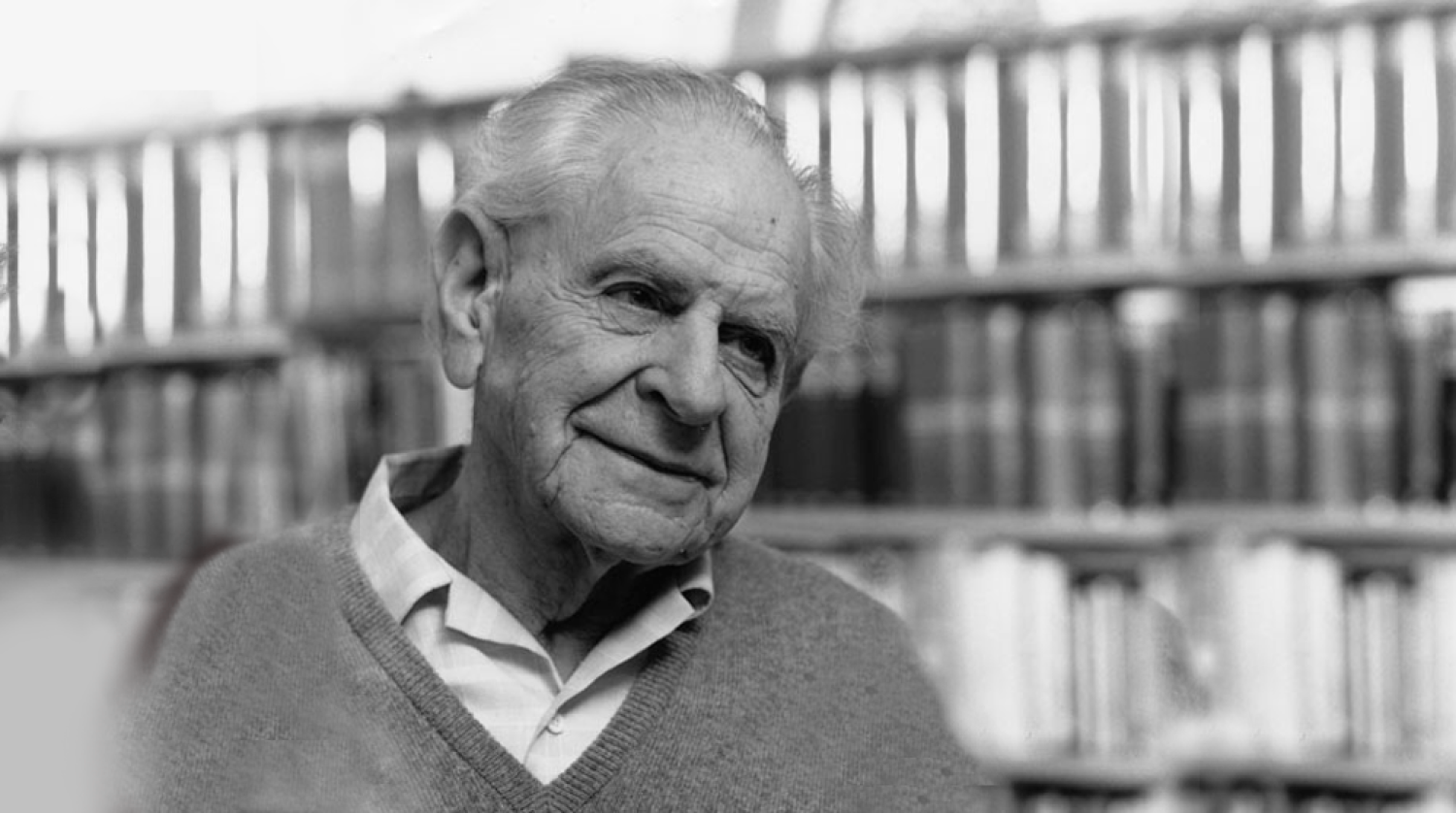 Karl Popper vor seiner Bücherwand