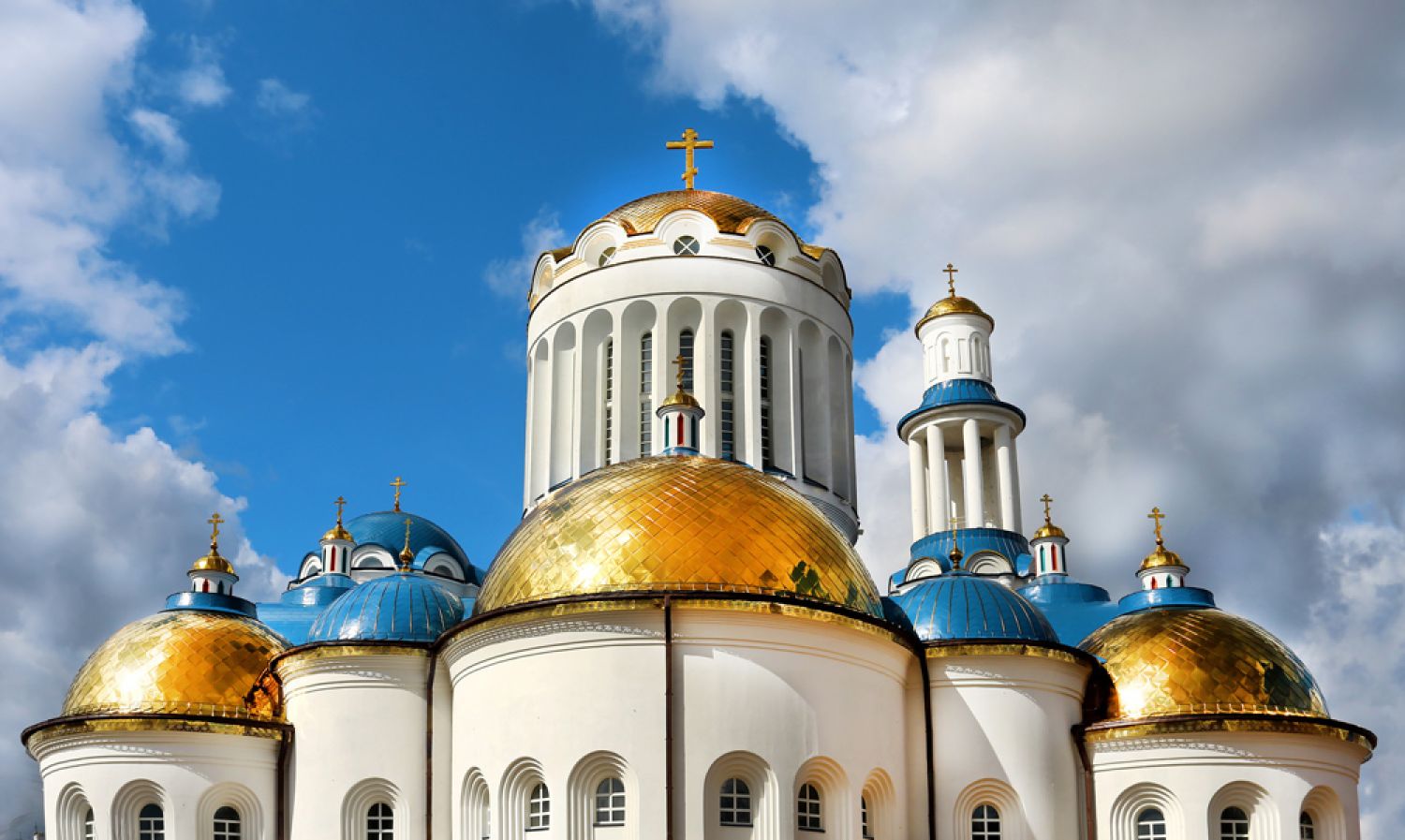 Orthodoxer Kirchenbau Russland Kuppeln gold und blau