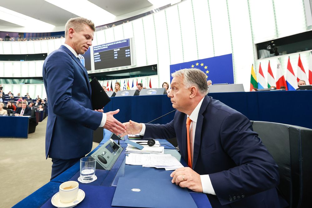 Péter Magyar und Viktor Orbán geben einander die Hand im EU-Parlament