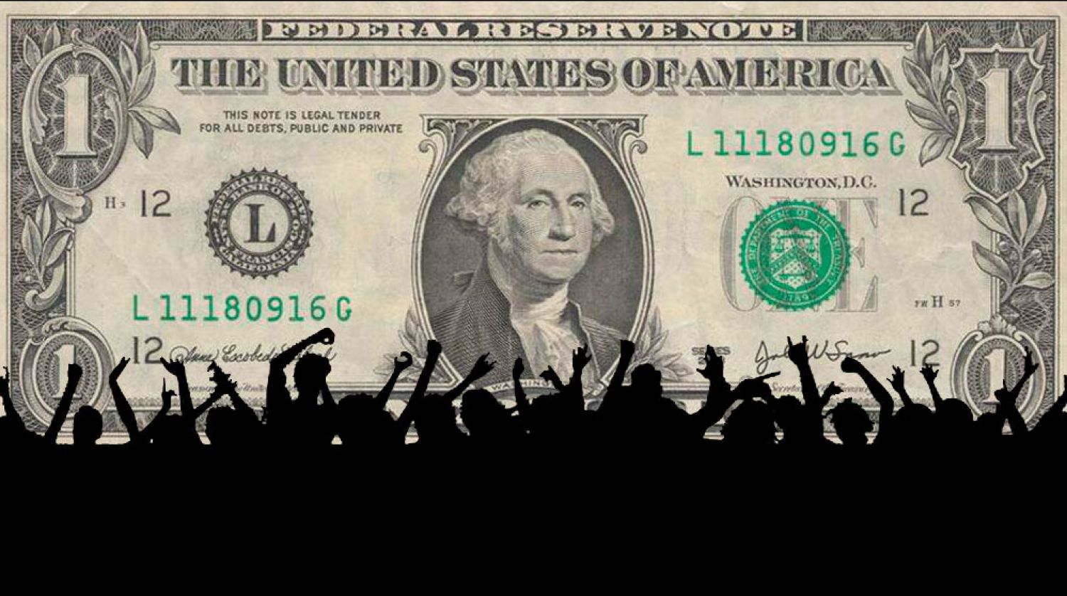 Ein US Dollarschein mit Menschen davor die diesem zujubeln