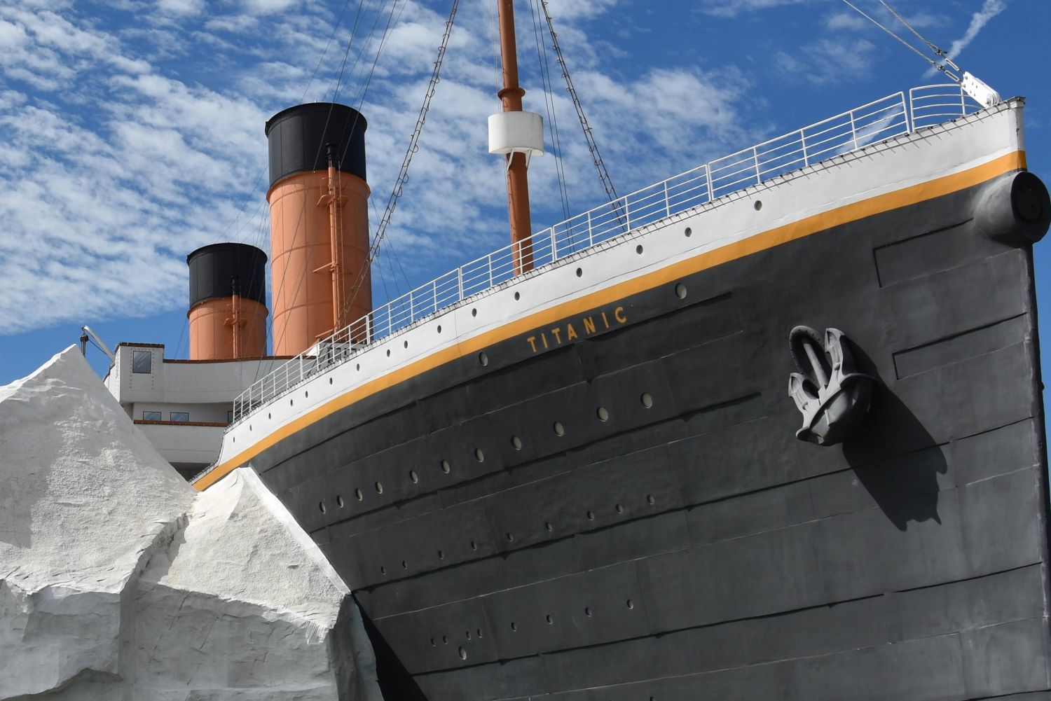 Schiff Titanic mit symbolischem Eisberg